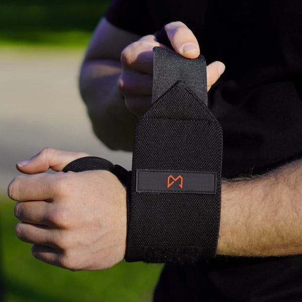 Calisthenics athlete wearing soft wrist wraps of Xtenia